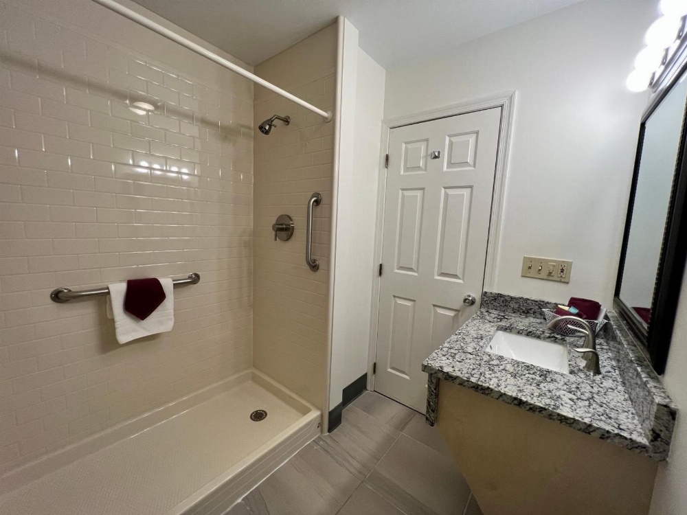 NonSmoking King 1st FL Village PET FRIENDLY